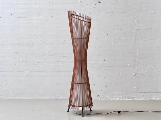 Image 1 of Franse vloerlamp van lichtgekleurd rotan en bamboe, jaren 60/70.