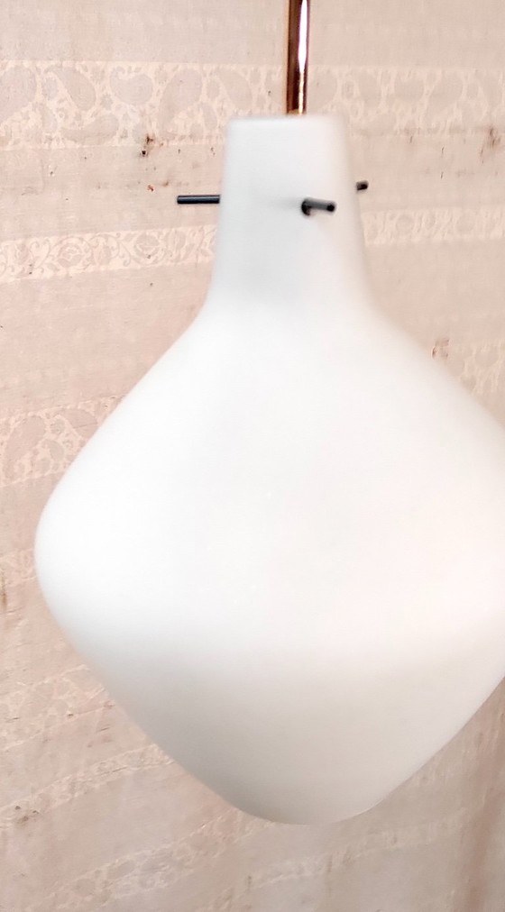 Image 1 of Lampada a sospensione a globo opalino con montatura in ottone - anni '50/'60