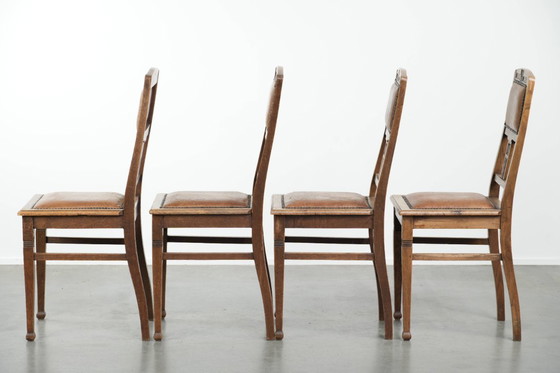 Image 1 of Ensemble de 4 chaises de salle à manger anciennes en chêne de style Art nouveau, recouvertes de peau de mouton.
