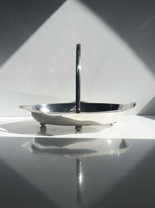 Vintage italienische versilberte Servierschale mit Klapphenkel, Servierkorb auf Kugelfüßen, Silver Plate Serving Basket