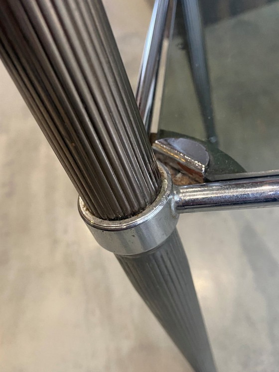 Image 1 of Carrello bar vintage anni '50 in metallo argentato con due ripiani in vetro fumé su ruote.