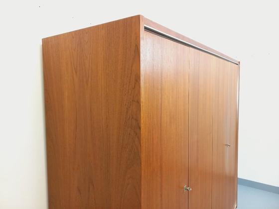 Image 1 of Vintage Scandinavische modernistische kledingkast van teakhout en metaal uit de jaren 60.