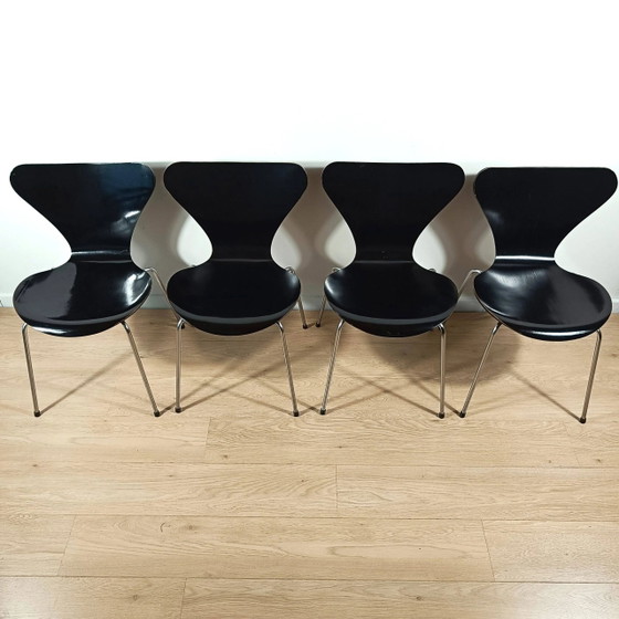 Set aus 4 Butterfly chairs (Modell 3107) von Arne Jacobsen – Fritz Hansen – Esszimmerstühle, Wood (photo 2 of 8)