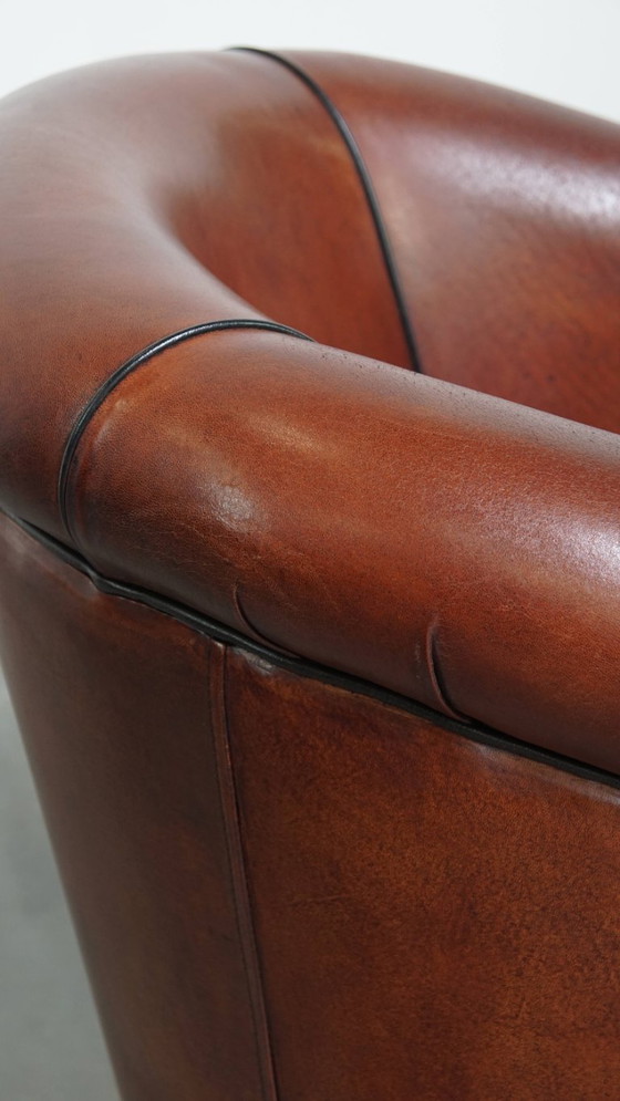 Image 1 of Schapenleren clubfauteuil in een warme diepe kleur