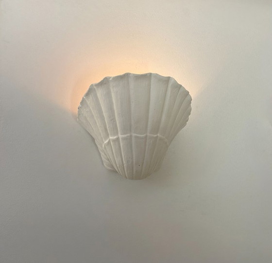 Image 1 of Paar vintage schelpvormige wandlampen, mat wit gips, Frankrijk 1970