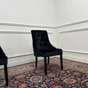 Set van zwart gestoffeerde Chesterfield stoelen, Eetkamerstoelen (foto 9 van 12)