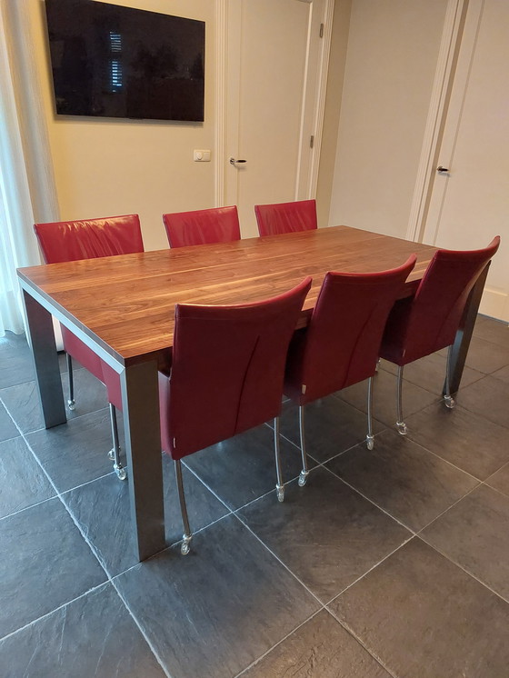 Image 1 of Tavolo in noce massello con 6 sedie abbinate di Bert Plantagie