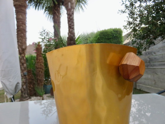 Image 1 of seau à glace en aluminium anodisé doré et texturé, poignées en teck, signé TL Paris, 1970