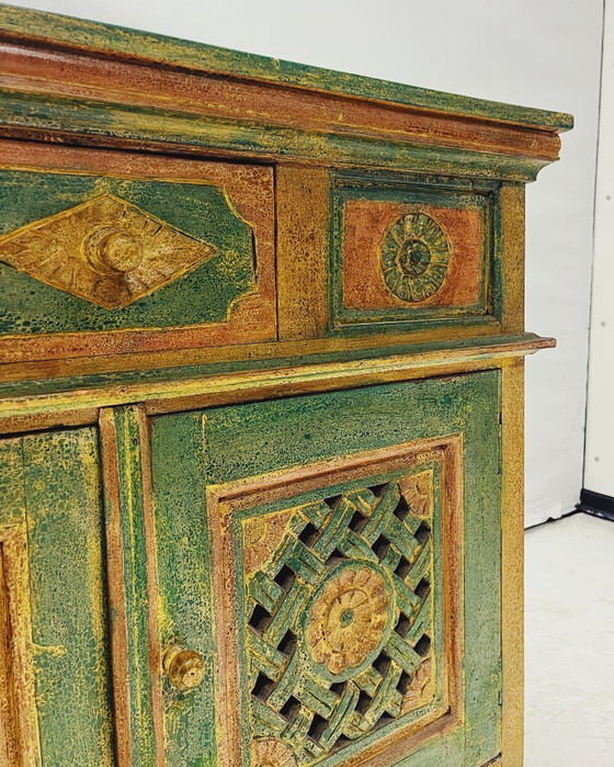 Image 1 of Indiase antieke kast met houtsnijwerk