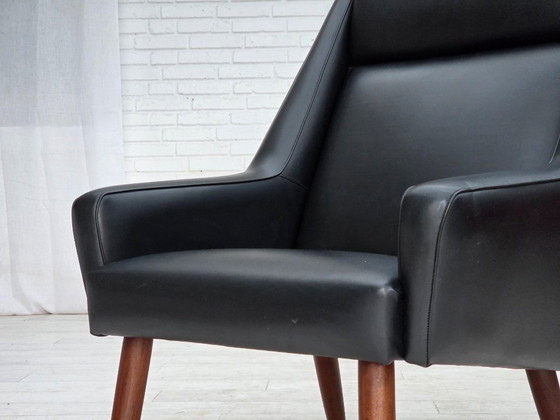 Image 1 of Deense fauteuil met hoge rugleuning uit de jaren 70, zwart kunstleer, poten van teakhout.