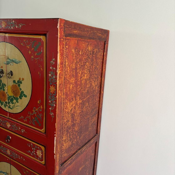 Image 1 of Armoire en bois asiatique, décorée de fleurs et d'oiseaux