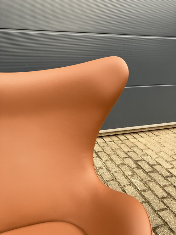 Image 1 of 2 sillas Egg de Fritz Hansen en piel color coñac, ¡en perfecto estado!