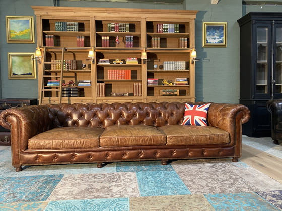 Image 1 of Magnifique canapé Chesterfield XXL, cigares vintage