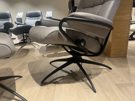 Image 1 of Poltrona relax Stressless London Highback M con pouf