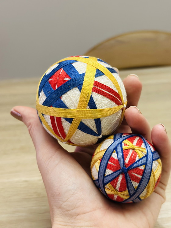 Image 1 of Juego de 2 bolas de Temari japonesas hechas a mano: objeto de arte decorativo