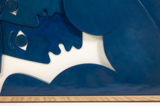 Image 1 of „Die Zwillinge“. Flachrelief aus blau lackiertem Holz. Zeitgenössisch.