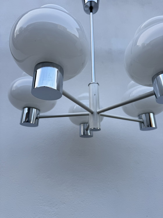 Image 1 of Kronleuchter aus opalisierendem Chrom im Stil des Weltraumzeitalters, 1970er Jahre