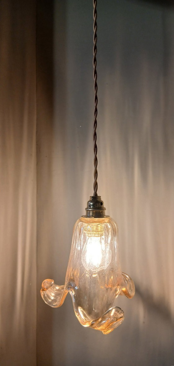 Image 1 of Lampada a sospensione vintage in vetro di Murano dalla delicata forma floreale.