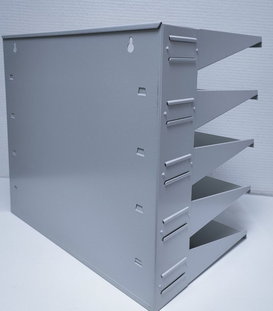 Image 1 of Estantería de pared de metal lacado de diseño