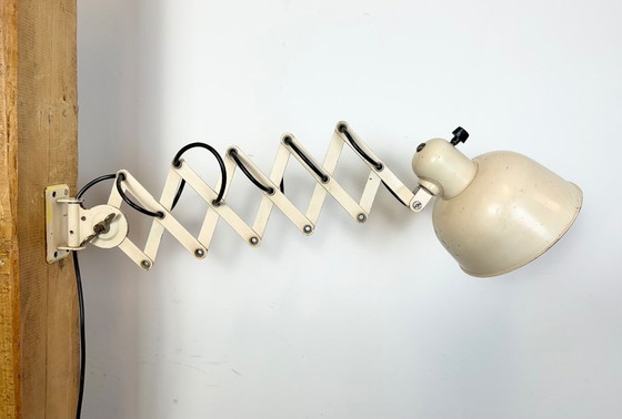 Image 1 of Beigefarbene, industrielle Wandleuchte im Midcentury-Stil mit Scherenmechanismus von Wila Leuchten, 1960er Jahre