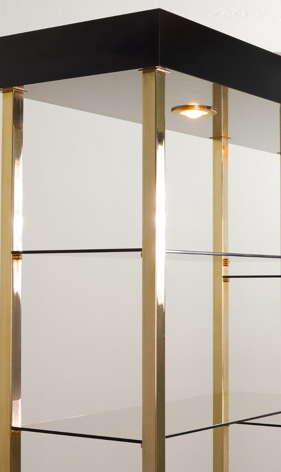 Image 1 of Scaffale Belgo Chrom Hollywood Regency in stile laccato nero, placcato oro 20 carati con vetro fumé. Belgio, anni '70.