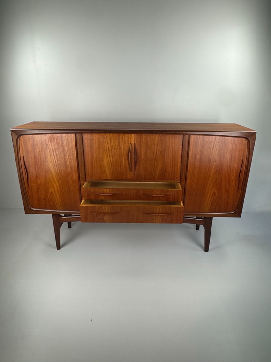 Image 1 of Deens Mid-Century Teak Dressoir – Uitzonderlijk vakmanschap en gebeeldhouwde elegantie