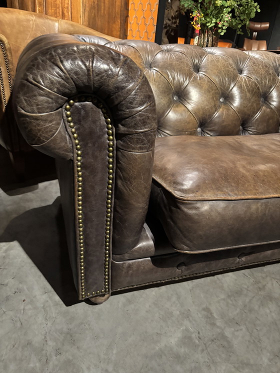 Image 1 of Divano Chesterfield a 3 posti in pelle color marrone/grigio/tortora