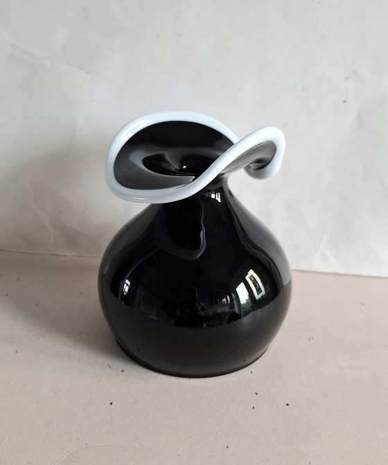 Image 1 of Jerzy Stuczan Orkusz design Glassware Poland. Vase noir avec col blanc. Type Napoléon Huta.