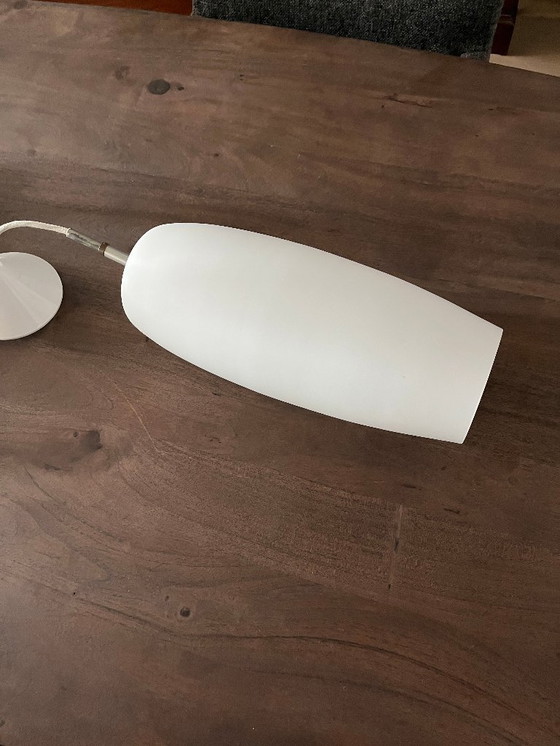 Image 1 of In vendita: lampada a sospensione in vetro lattimo degli anni '60 e '70