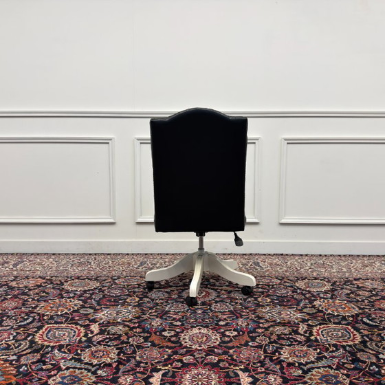 Classica Sedia da Ufficio Chesterfield Bianca Inglese – &Tradition, Sedie da ufficio, Pelle, Legno (photo 4 of 7)