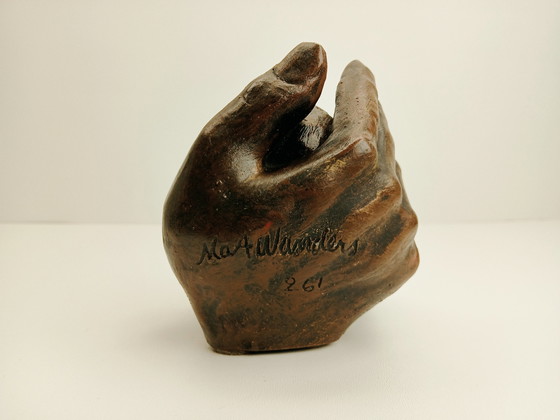 Image 1 of Beeldje Baby in Handen - Mat Wanders