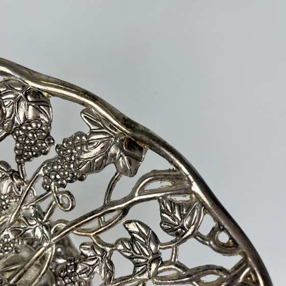 Openwork metal bowl with vine leaf and grape motif, 20th century. – Decorative Objects, Vintage (photo 8 of 11)
