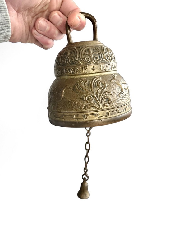 Image 1 of Campana de monasterio de cobre con adorno religioso en relieve.