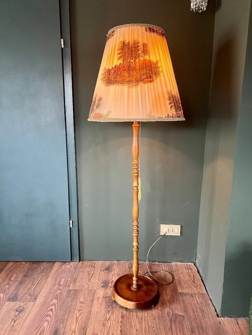 Lampadaire vintage Mid Century des années 1960. Abat-jour avec motifs de chasse et pied en bois tourné en excellent état.