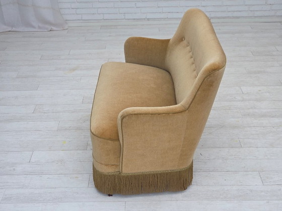 Image 1 of Sofá danés de 2 plazas, década de 1970, tapizado en terciopelo verde claro.