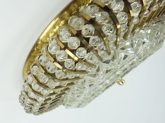 Image 1 of Lámpara de techo de mediados de siglo de la década de 1960, lámpara de techo de latón y vidrio, estilo Hollywood Regency.