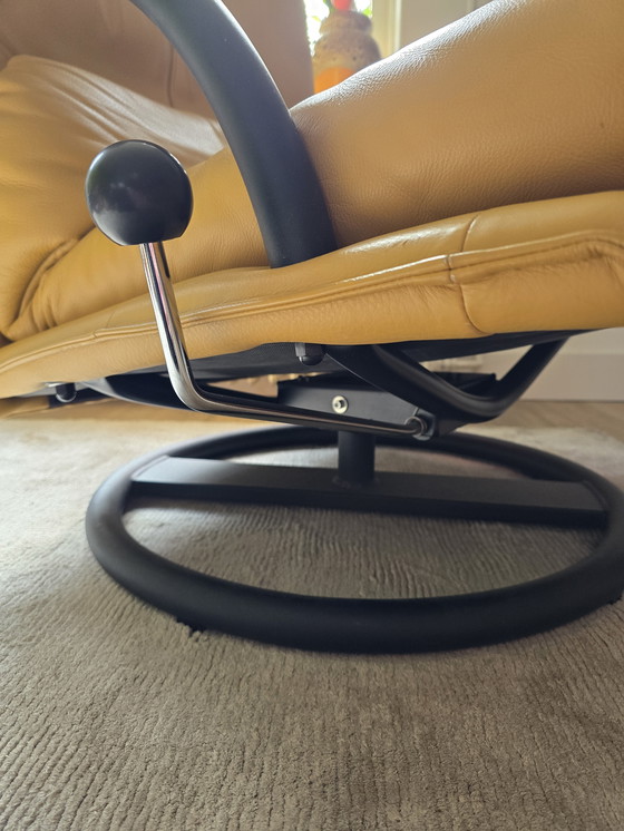 Image 1 of Fauteuil pivotant Rolf Benz jaune ocre