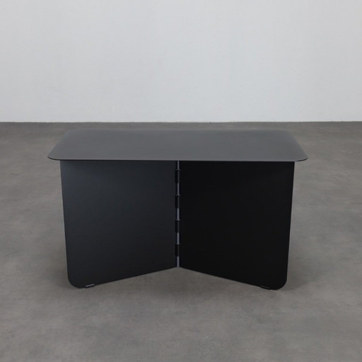 Tavolino laterale Hinge Large di Lex Pott per Puik Design nero