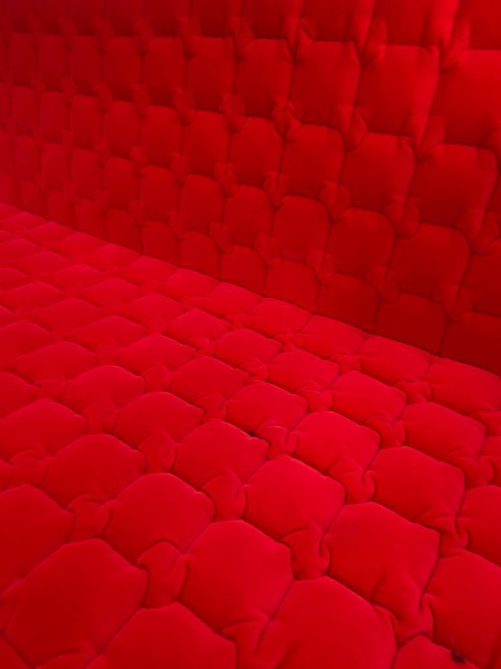 Image 1 of Inga Sempe - Ligne Roset Ruché Poltrona e chaise longue Rivestimento in velluto rosso e gambe in legno grigio 2025