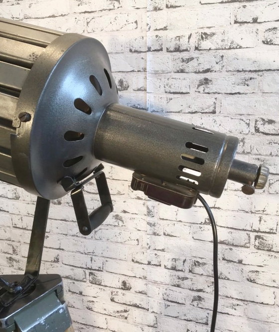 Image 1 of Faretto da teatro vintage nero su treppiede in legno, anni '60