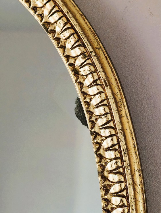 Image 1 of Specchio ovale antico dorato con frontone