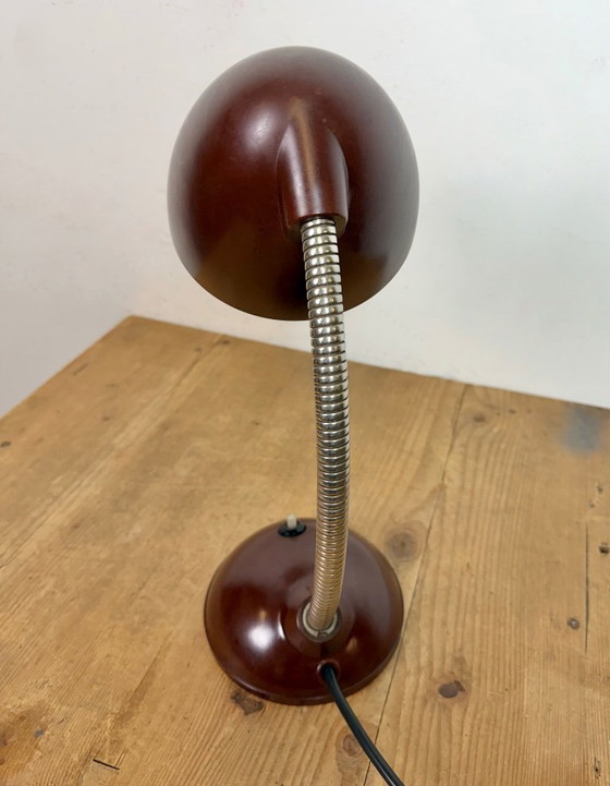 Image 1 of Lampe de table vintage en bakélite brune à col de cygne, années 1950