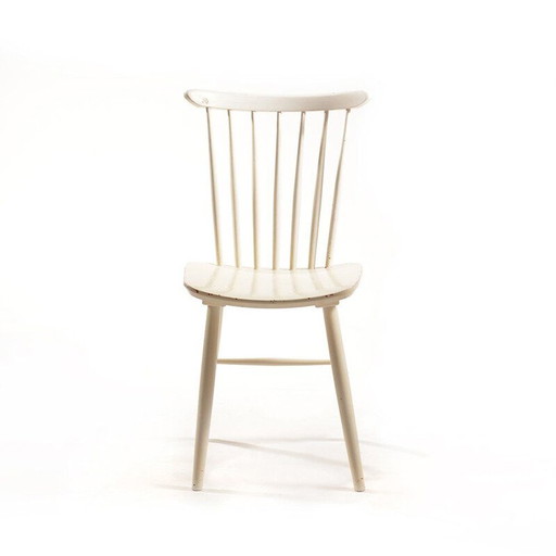 Chaise vintage blanche en bois massif et qui a été peinte plusieurs fois par TON, 1960