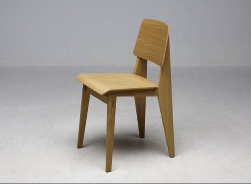 Chaise longue Vitra Jean Prouvé, totalmente de madera de roble natural: artesanía atemporal en roble macizo.
