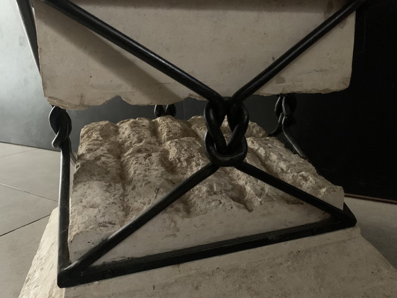 Image 1 of Travertin en ijzeren sokkeltafel met "gebroken" ontwerp