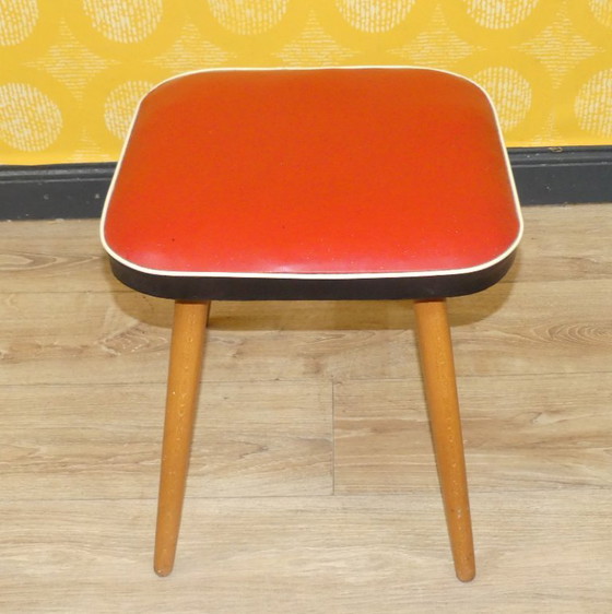 Image 1 of Tabouret des années 1950 à ressorts en bois rouge fifties classique rétro rockabilly stool