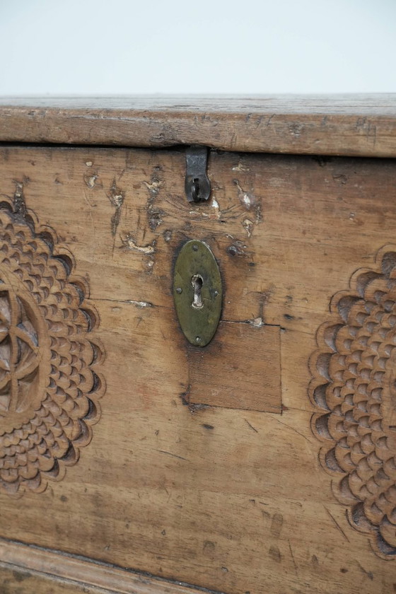 Image 1 of Antique Spanish chest made of walnut wood with beautiful carvings
