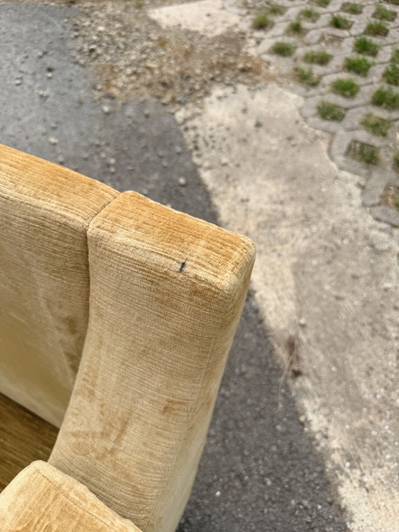 Image 1 of Extra grote fauteuil uit de jaren 70 in goudkleurig fluweel.