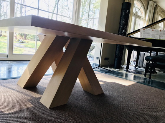 Image 1 of La table « Metro » de Birdmanfurniture et les six chaises « Amsterdam » sont conçues par Frans Van der Heijden.