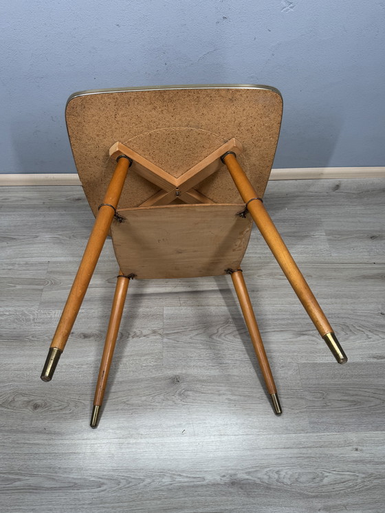 Image 1 of Table d'appoint pivotante vintage – Plateau en formica aspect marbre rose – Style années 50